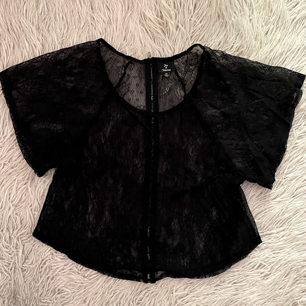 LF lace short flutter sleeved blouse with back zipper.